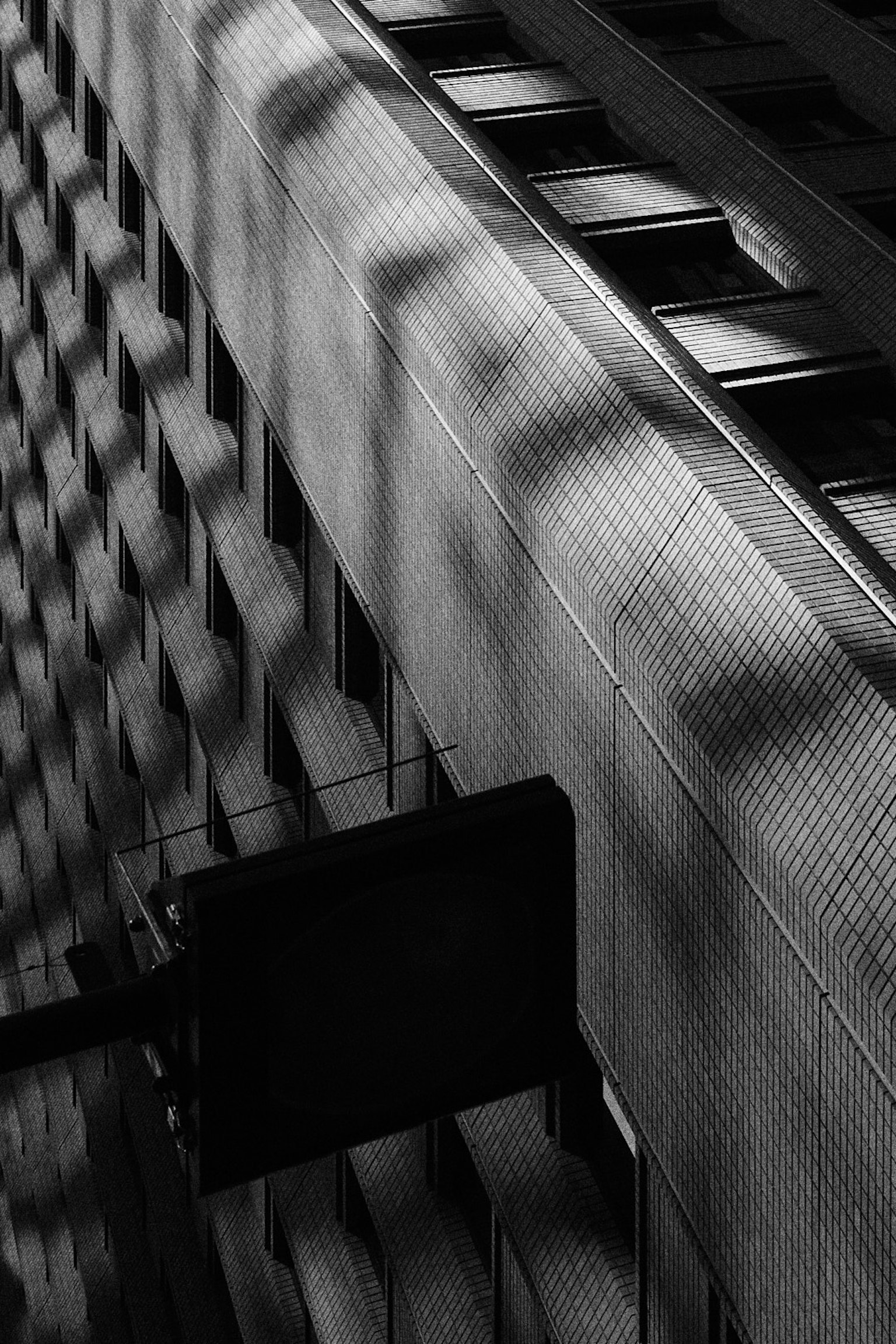 Ombres et motifs géométriques sur un mur de bâtiment noir et blanc