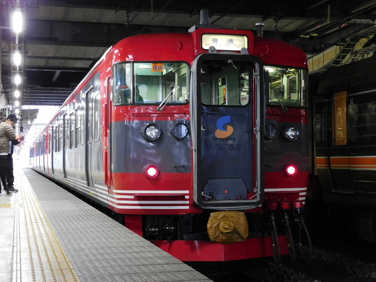 รถไฟสีแดงจอดอยู่ที่ชานชาลาสถานี