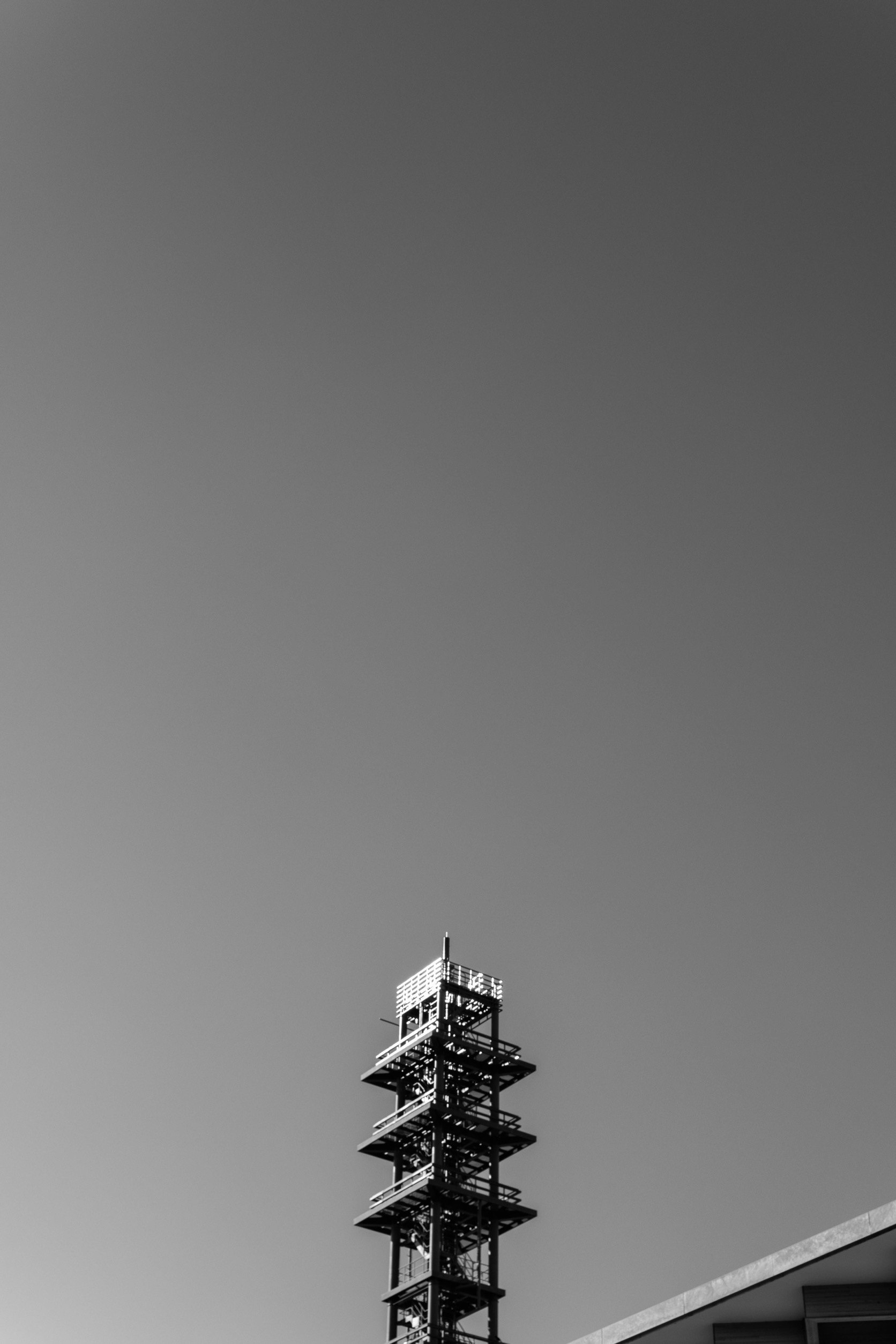 灰色の空にそびえる鉄骨の高い塔