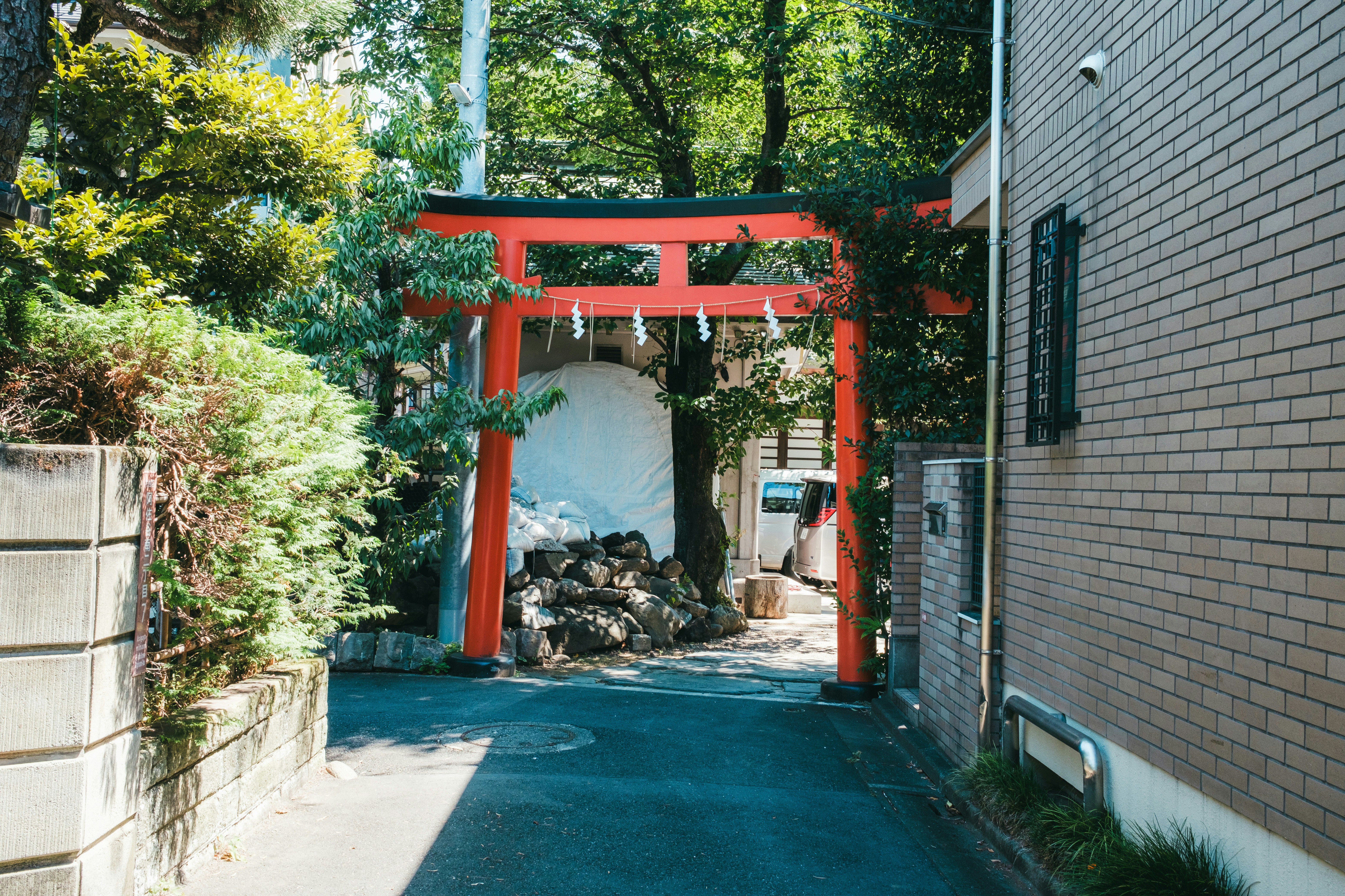 赤い鳥居のある小道の中庭