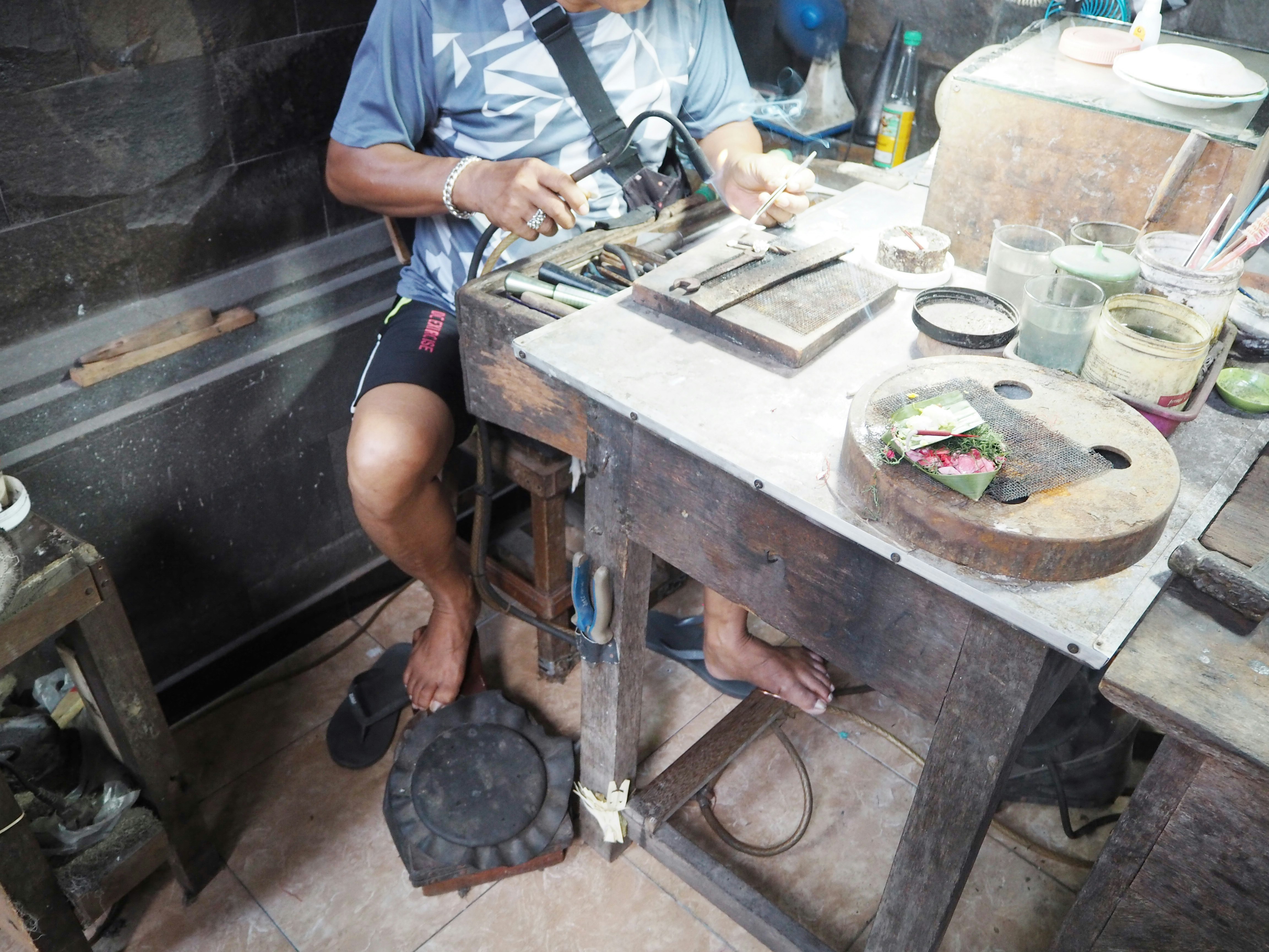 工匠在工作台上使用工具的手部特寫