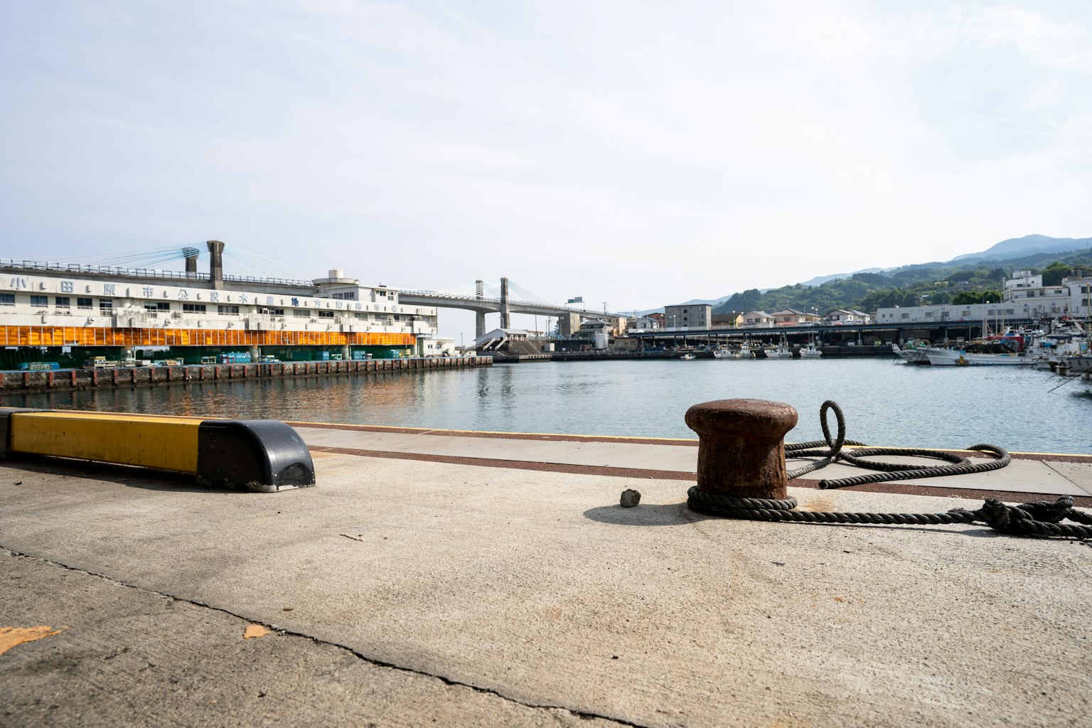 Scène de port avec des bateaux et des équipements d'amarrage
