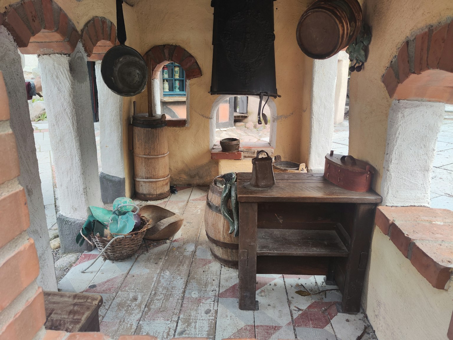 Pemandangan interior tradisional dengan properti meja kayu dan berbagai peralatan