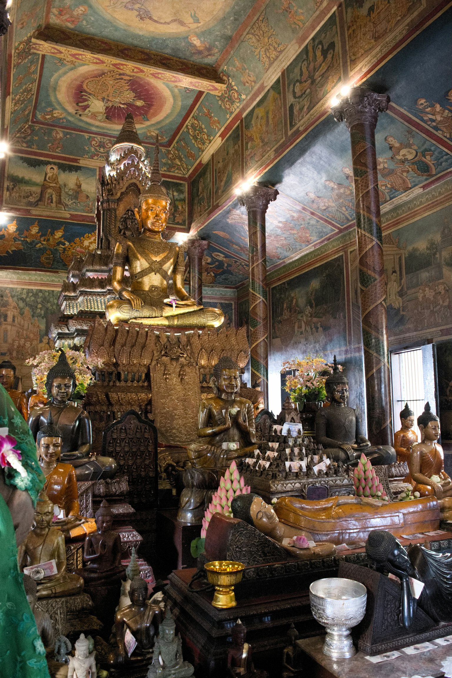 寺廟內部，特色佛像和裝飾性天花板畫