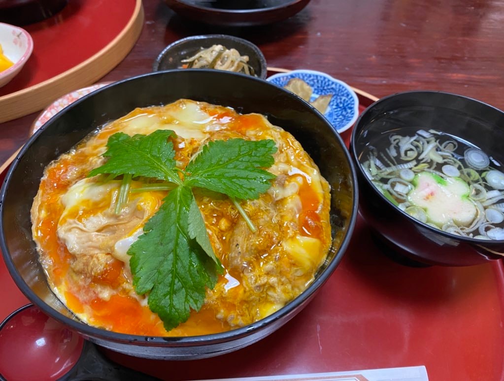 丼に盛られた卵とじの親子丼と味噌汁