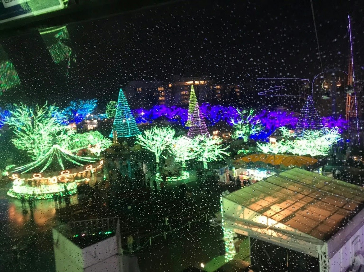 五光十色的冬季景观 装饰有灯光 各种圣诞树和游乐设施可见
