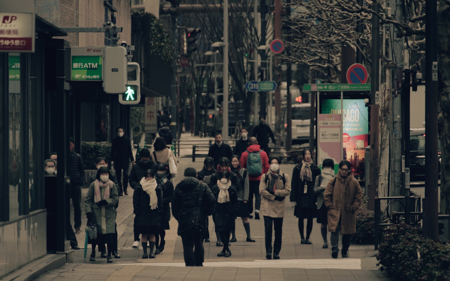 人们走在城市街道上的场景