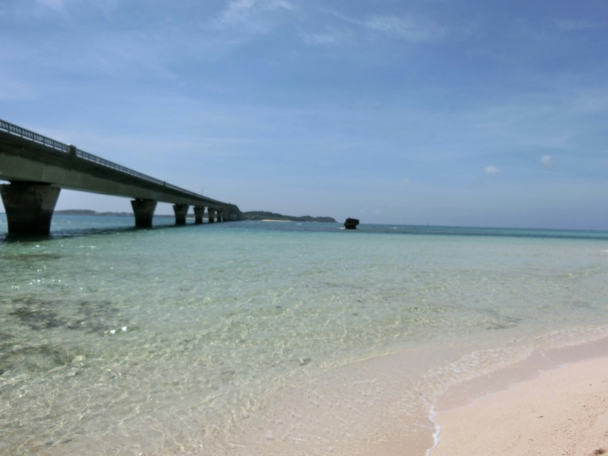 伊良部大橋と青い海の海岸風景
