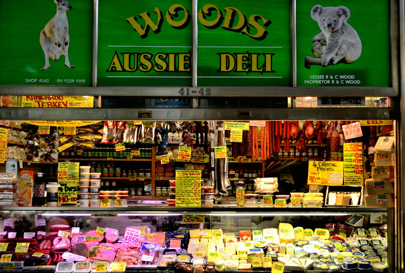 Cửa hàng Woods Aussie Deli trưng bày nhiều loại thực phẩm