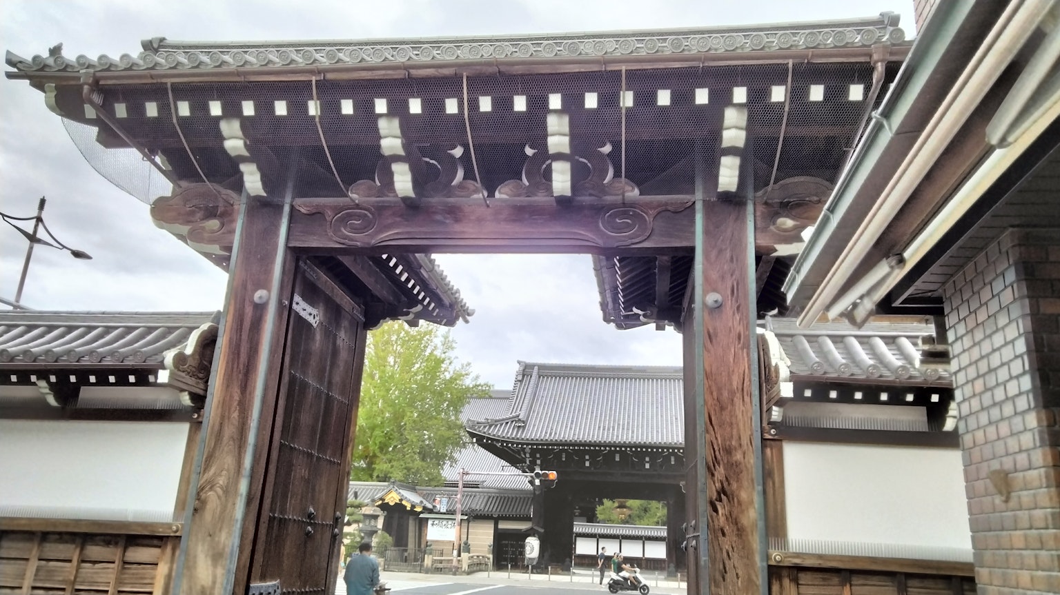 Puerta de madera tradicional con edificios circundantes al fondo