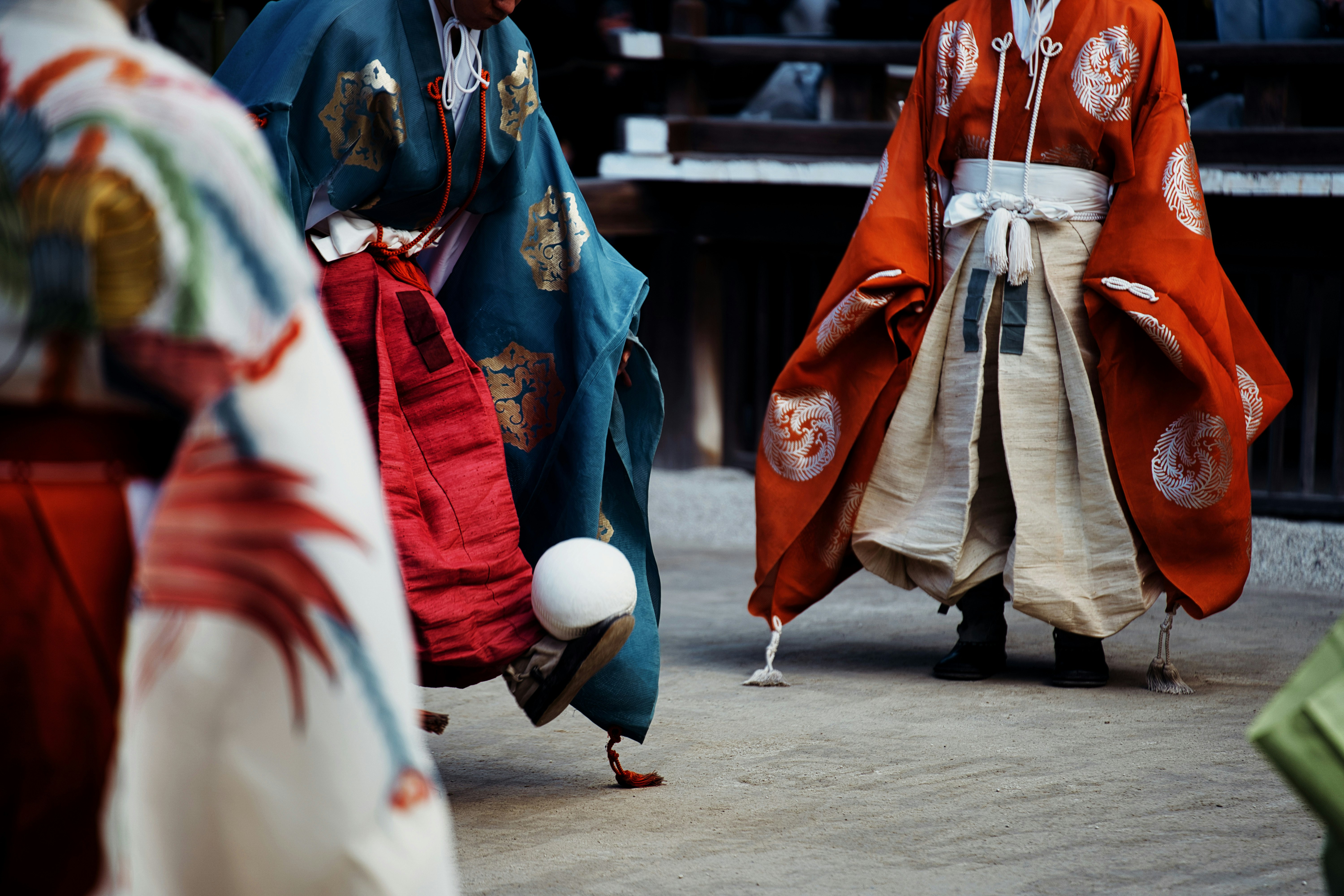 下鴨神社の蹴鞠はじめで並ぶ伝統衣装の人々の足元と衣装
