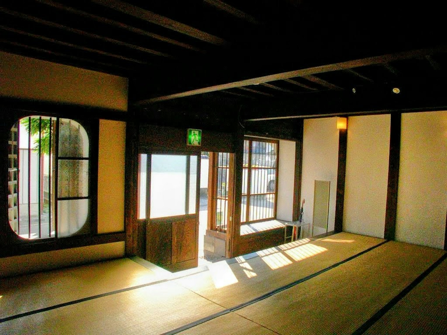 Interior brillante de una habitación japonesa con vigas de madera y tatami