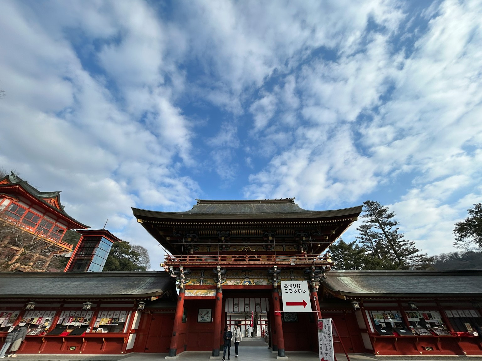 Hermoso edificio de santuario japonés con cielo azul