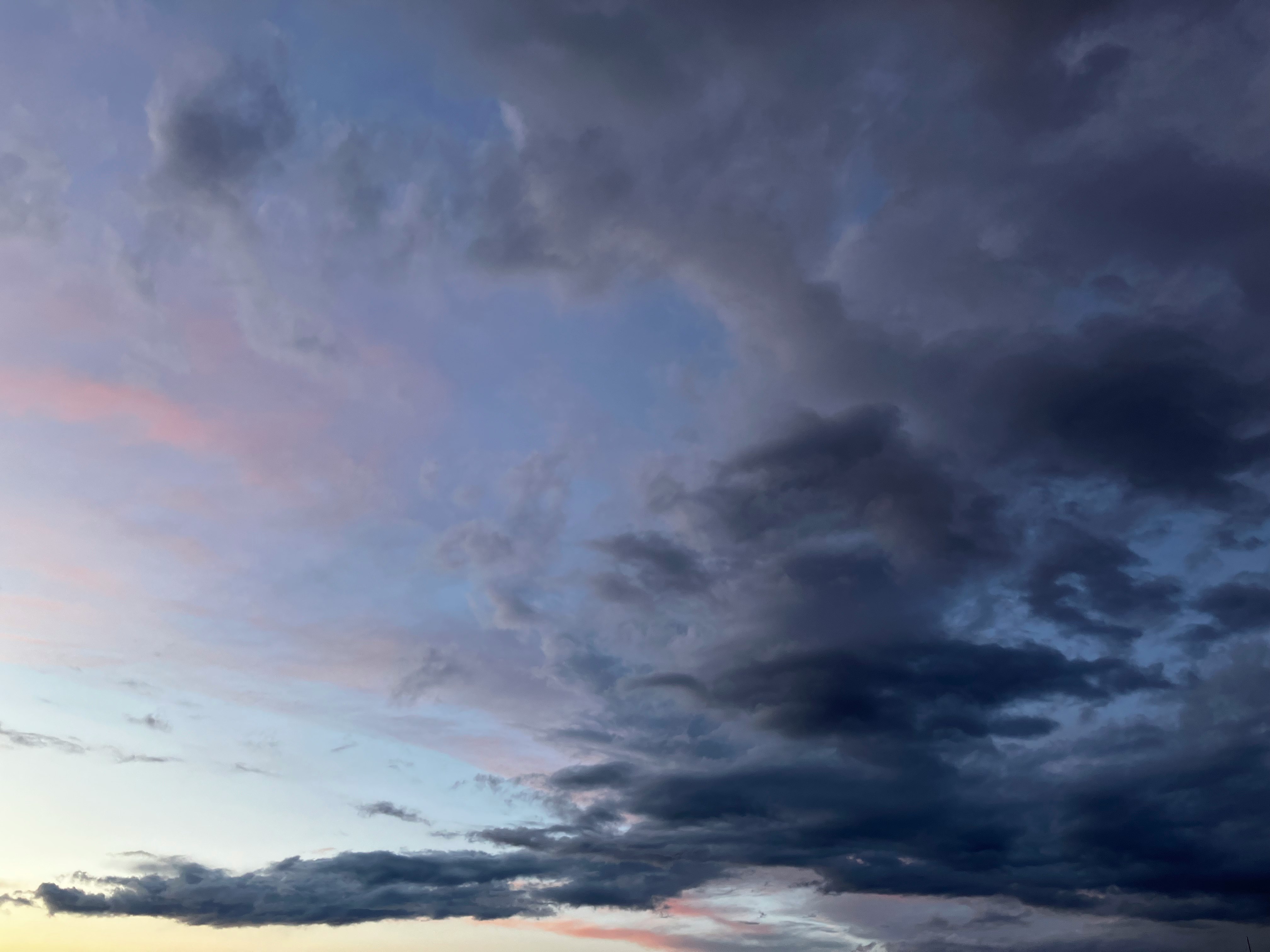 夕暮れの空に広がる雲と薄明かり
