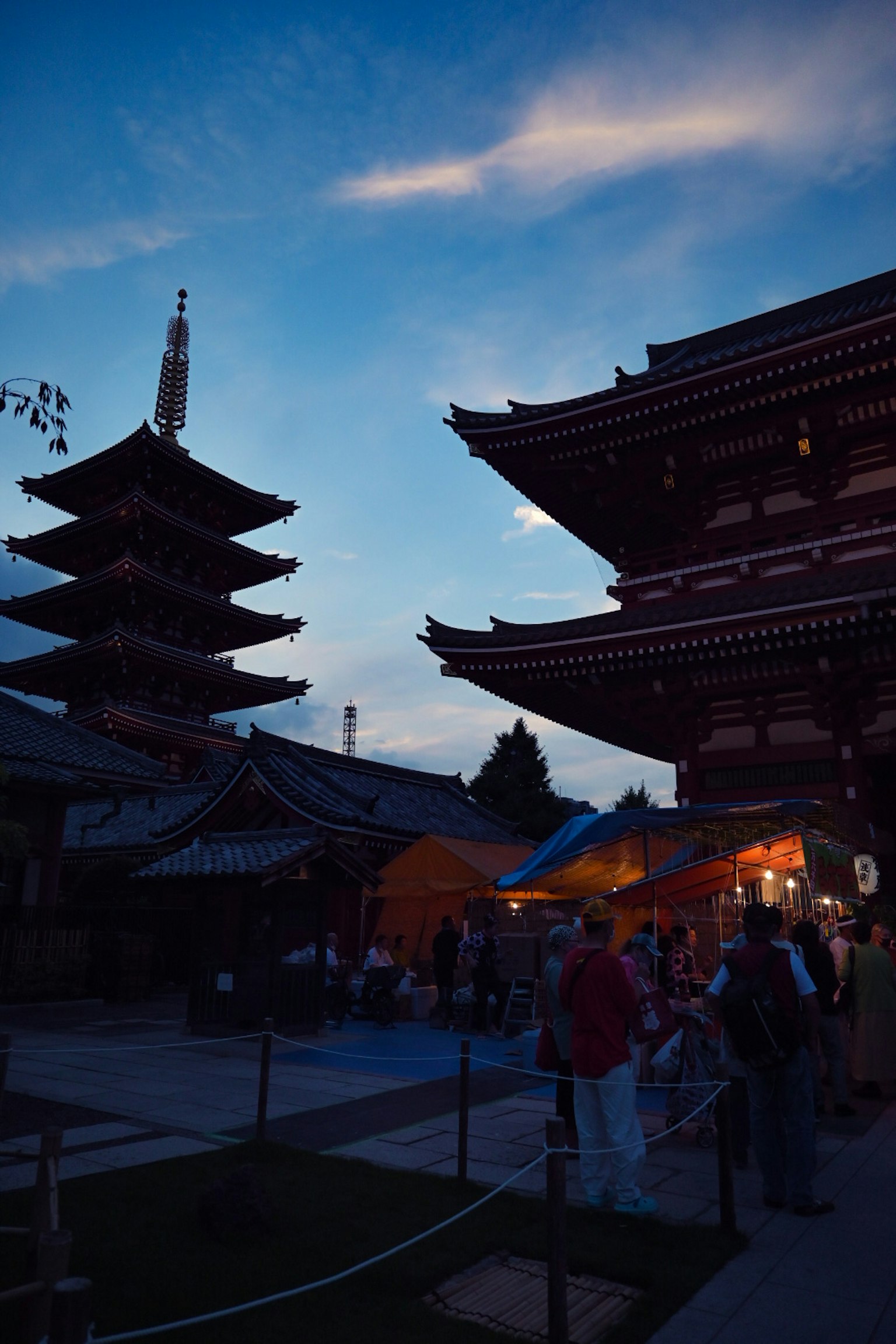 夜空下的傳統日本寺廟和五重塔