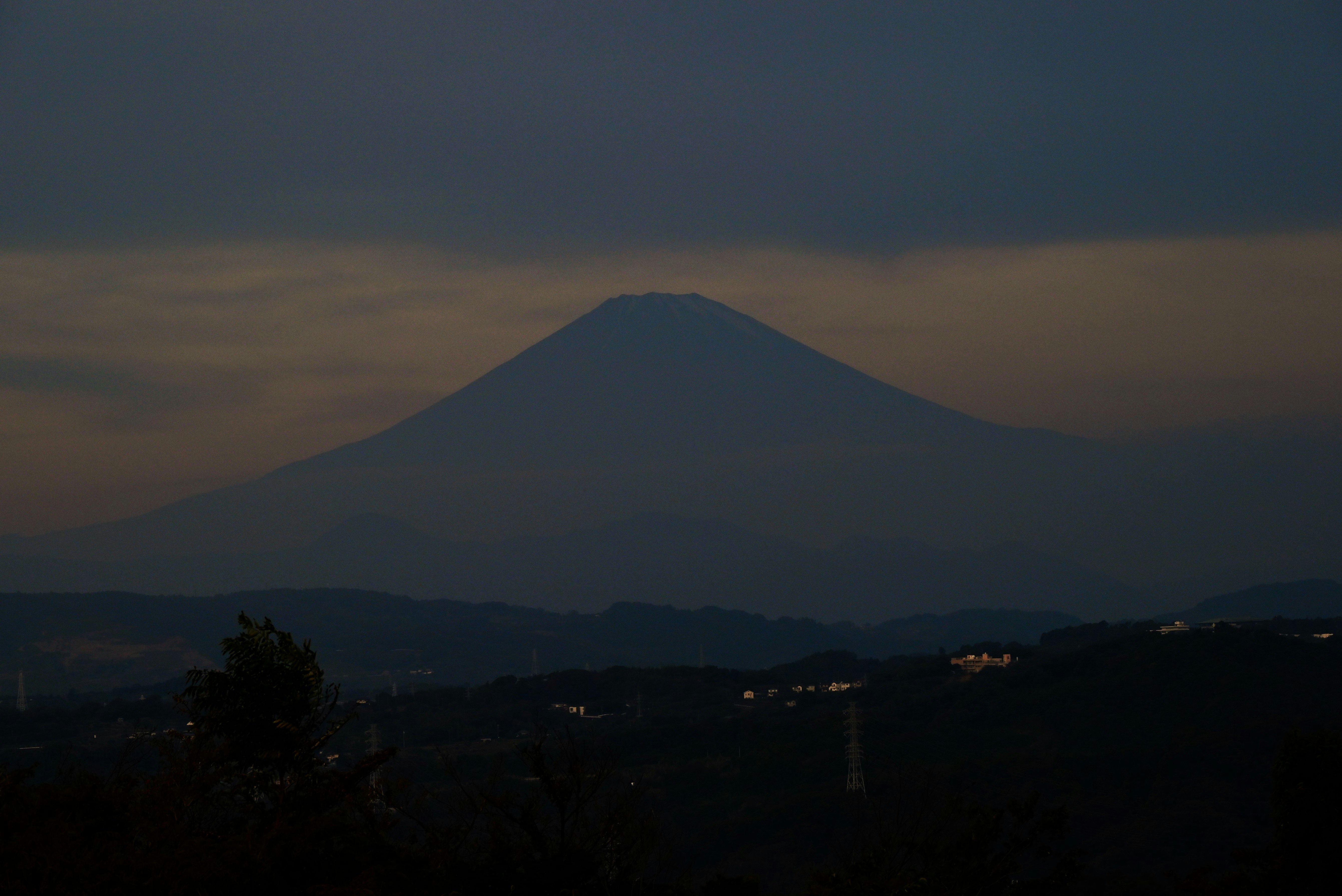 silhouette de montagne au crépuscule avec lumières de la ville