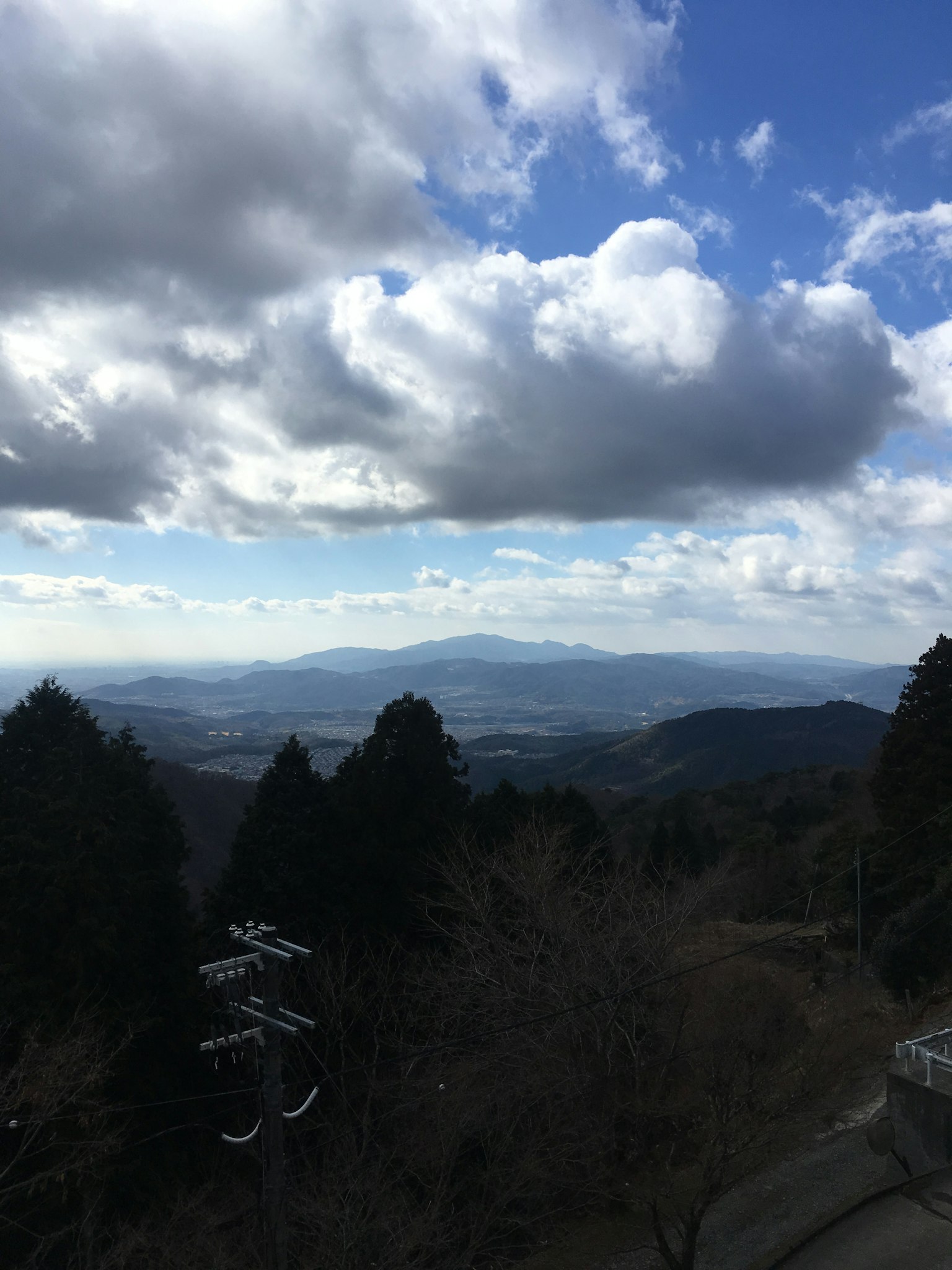 Paysage de montagne avec ciel bleu et nuages arbres verts et montagnes au loin