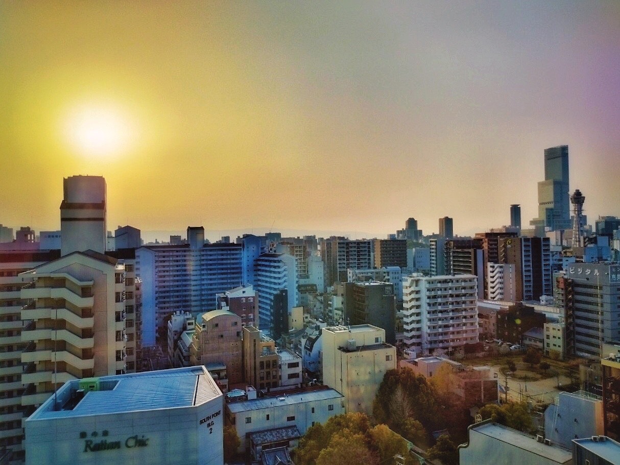 大阪市内の朝日が差す高層ビル群の眺望