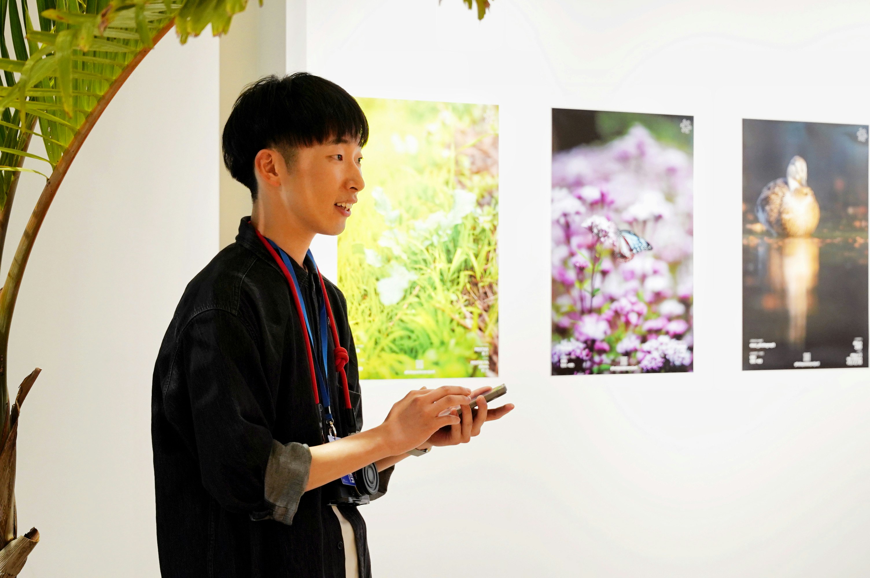 persona che presenta opere in una sala espositiva