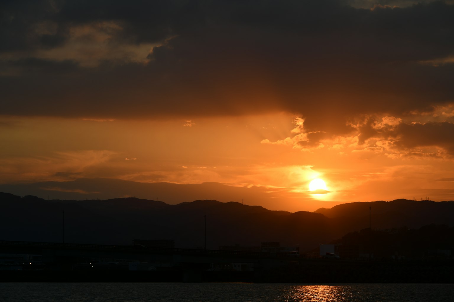 Silueta de montañas con un atardecer resplandeciente al fondo