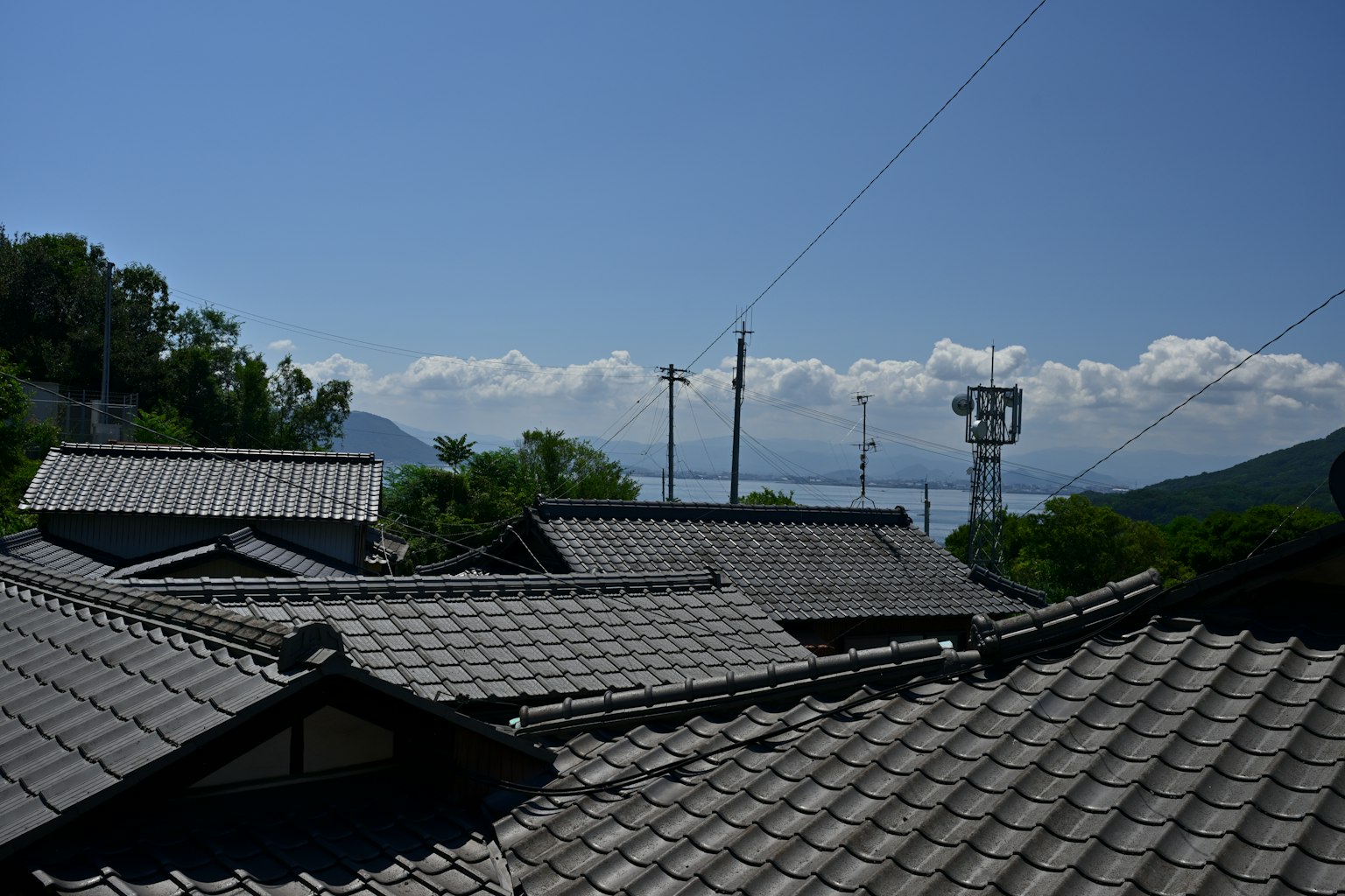 传统日本屋顶在晴朗蓝天下与远处山脉