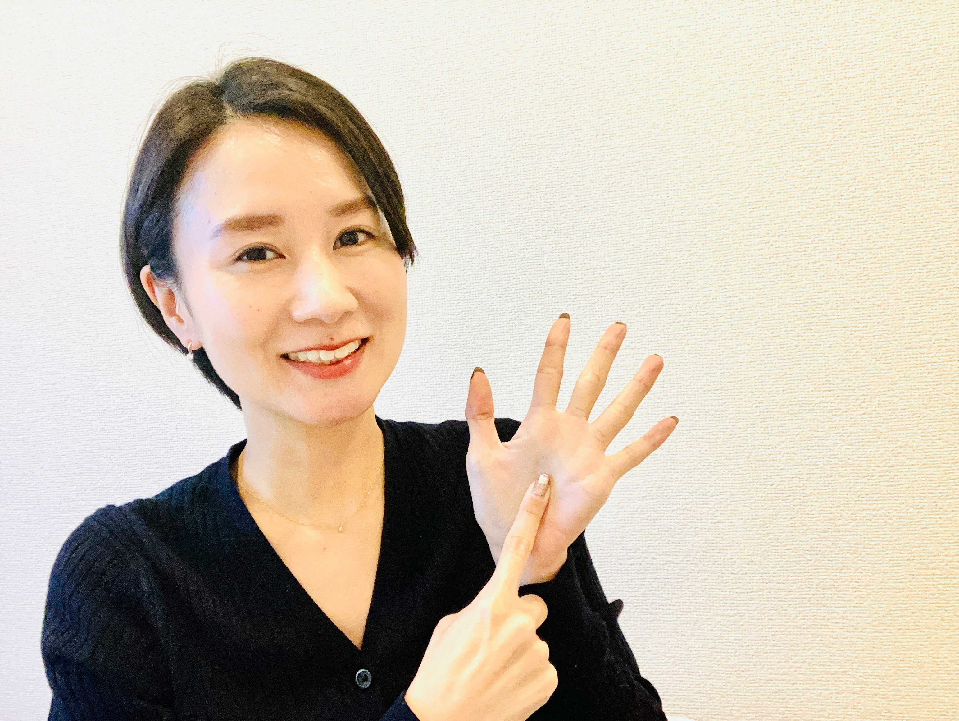 손 제스처를 하는 미소 짓는 여성