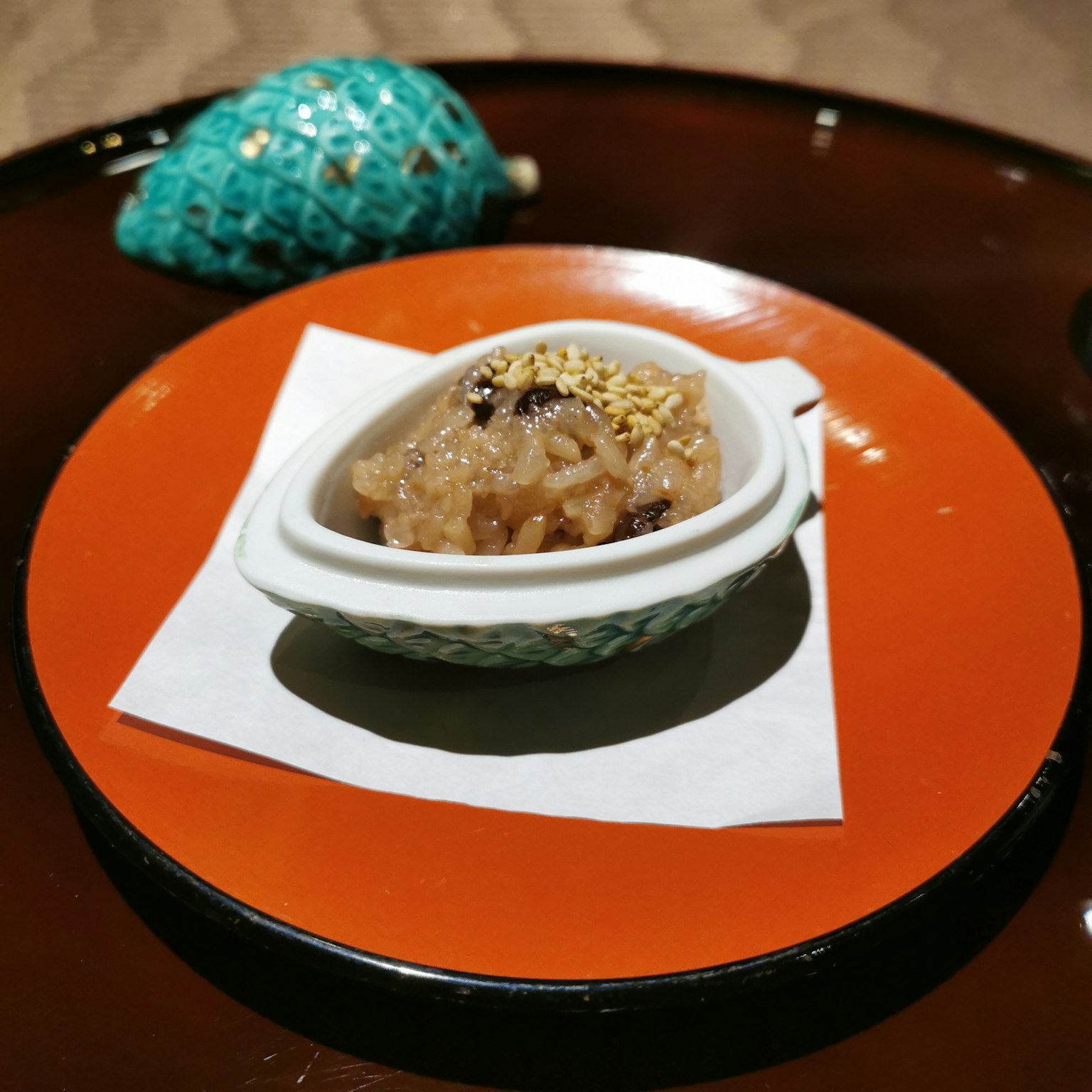 ขนมหวานที่เสิร์ฟบนจานสีส้มสดใสพร้อมของตกแต่งสีน้ำเงิน