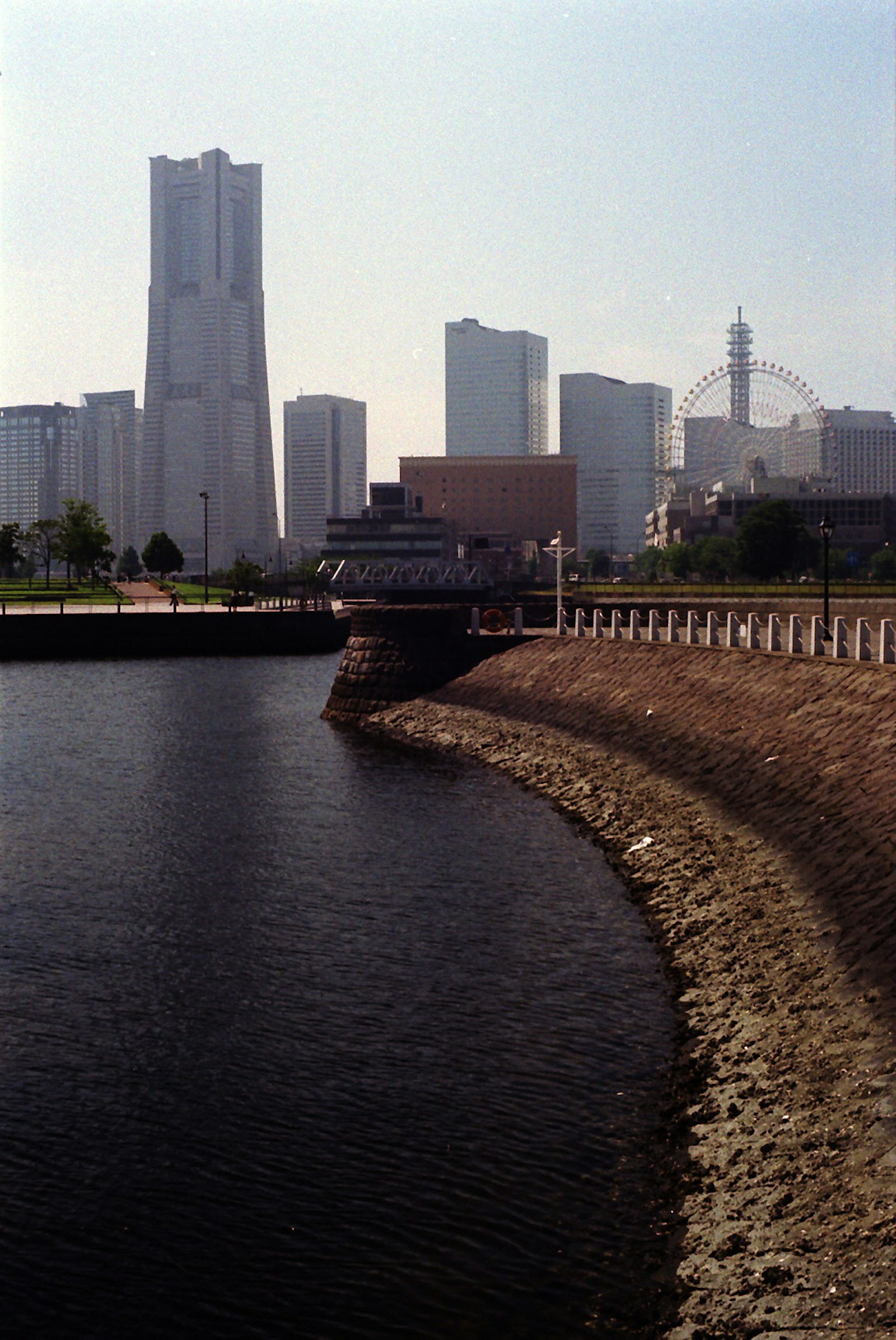 Skyline moderna di Yokohama riflessa nell'acqua
