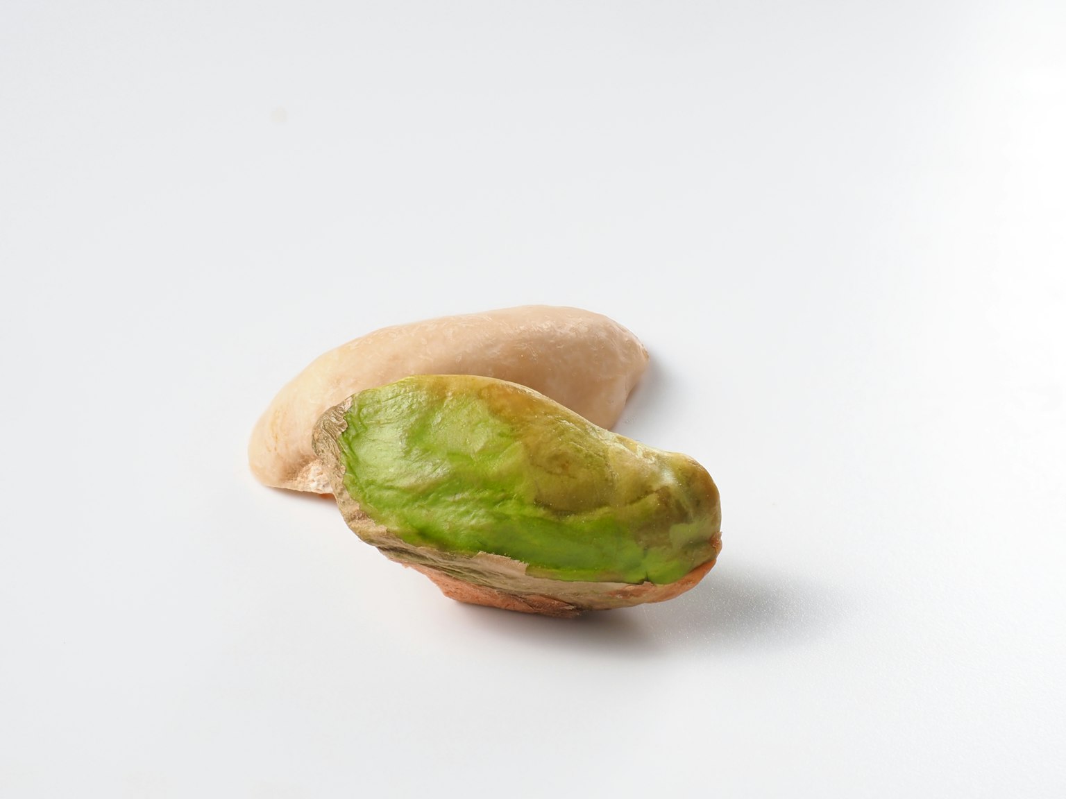 Noix de pistache verte avec une coque marron clair
