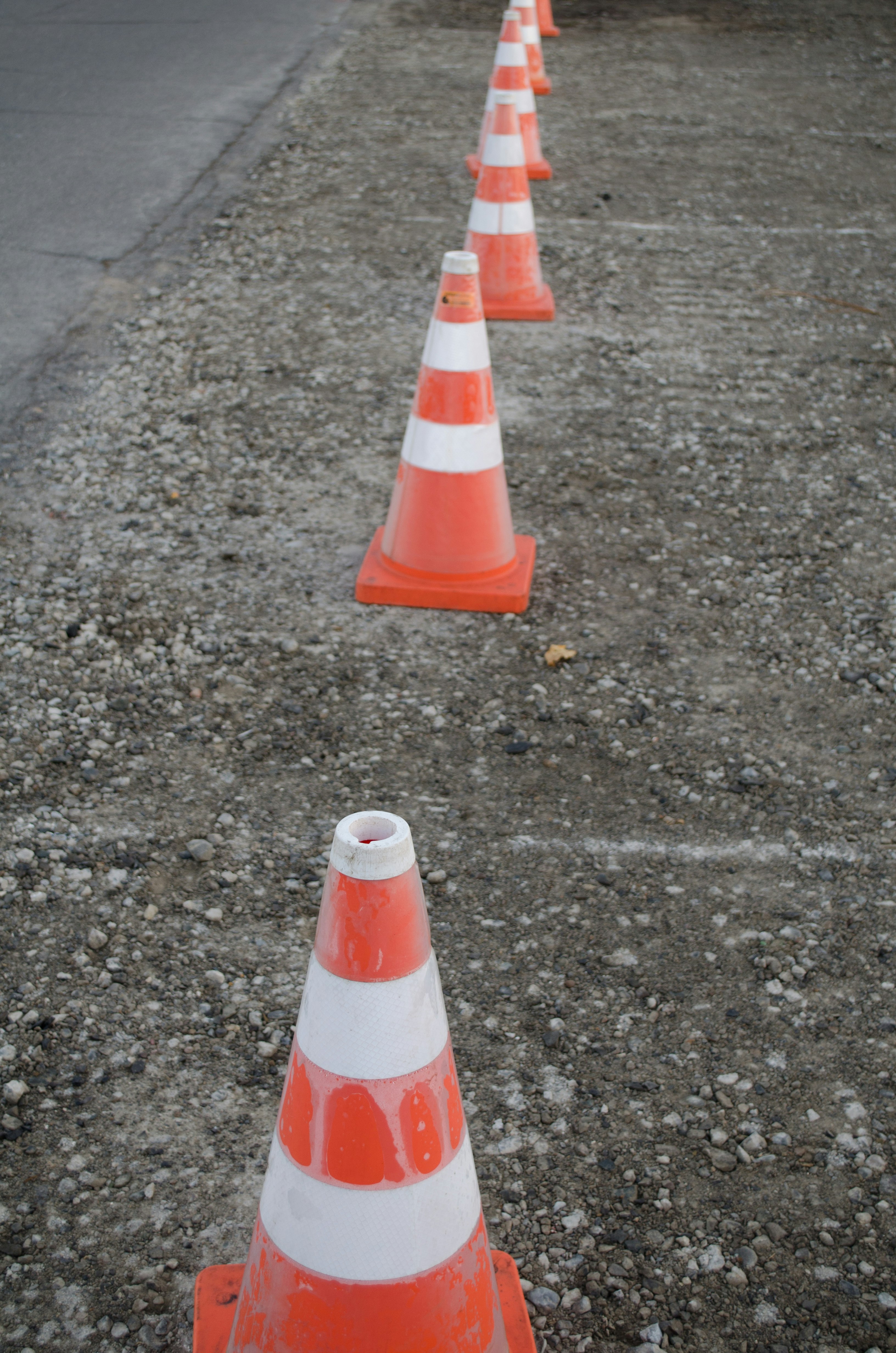 orangefarbene Verkehrskegel auf einer Straße
