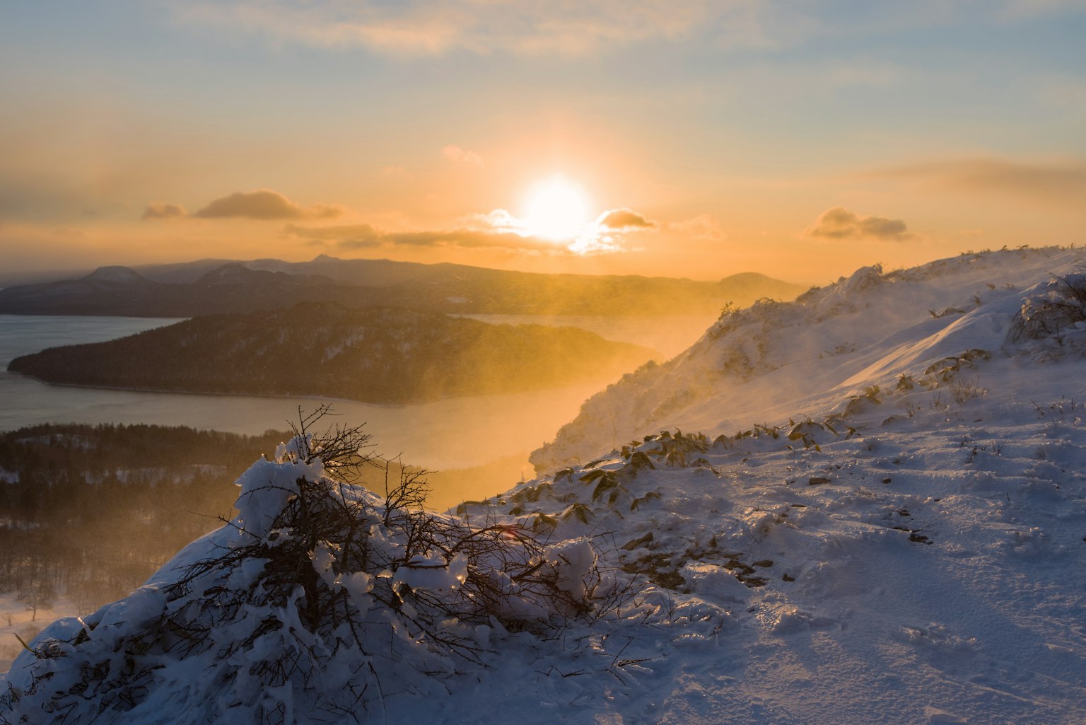 Schneebedeckte Berglandschaft mit atemberaubendem Sonnenuntergang