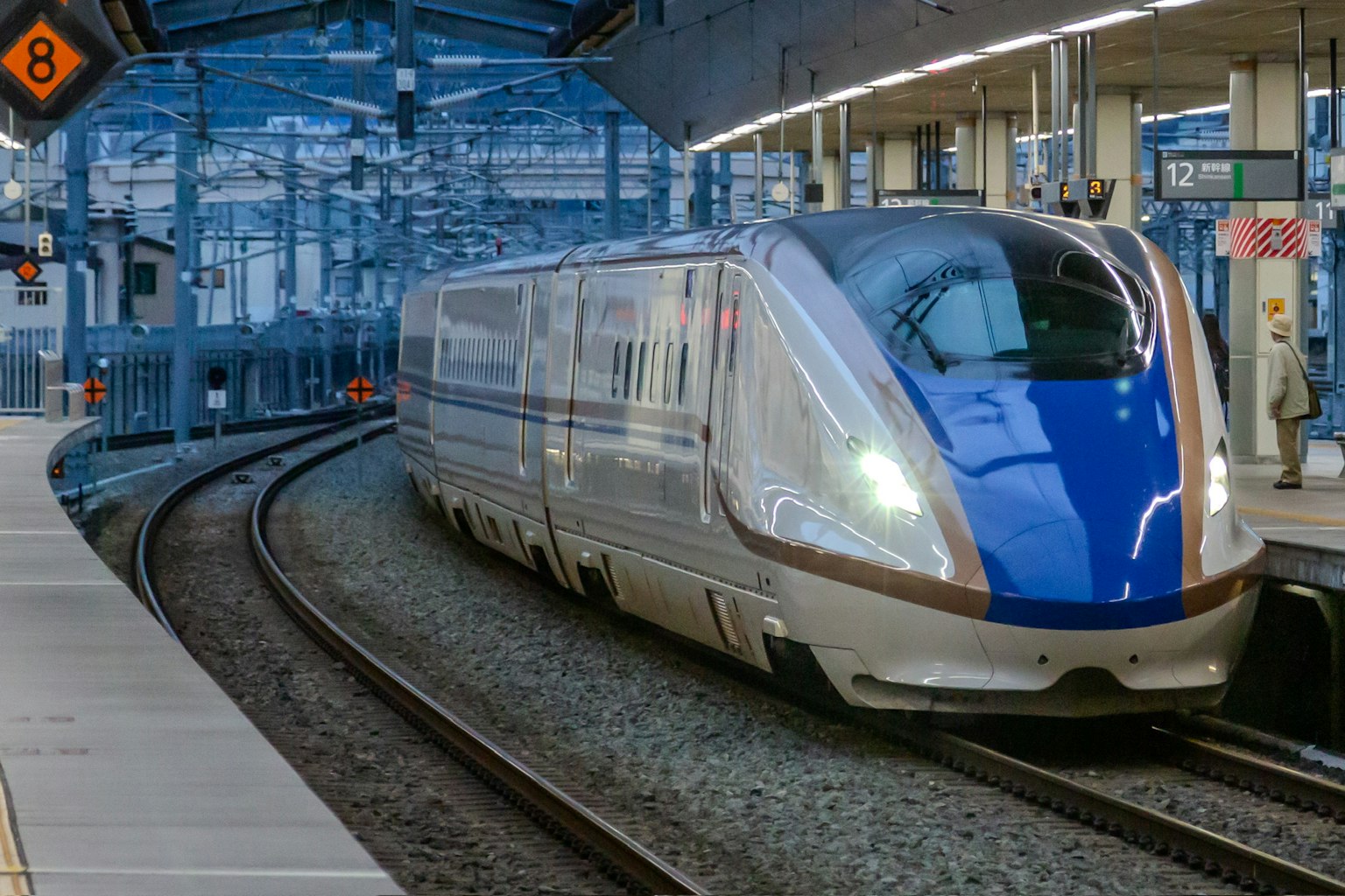 รถไฟทันสมัยที่มีเส้นสีฟ้าหยุดที่สถานี