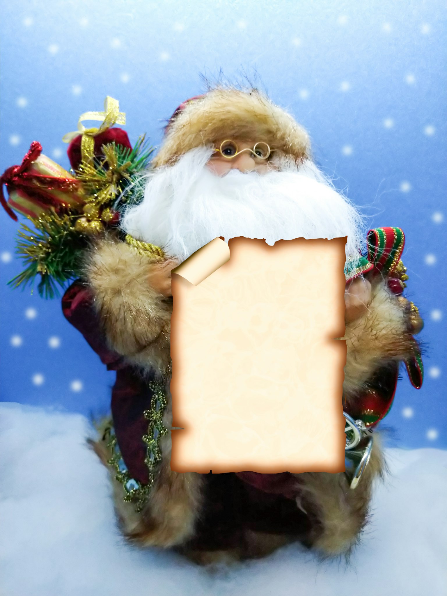Figurine du Père Noël tenant un rouleau vide