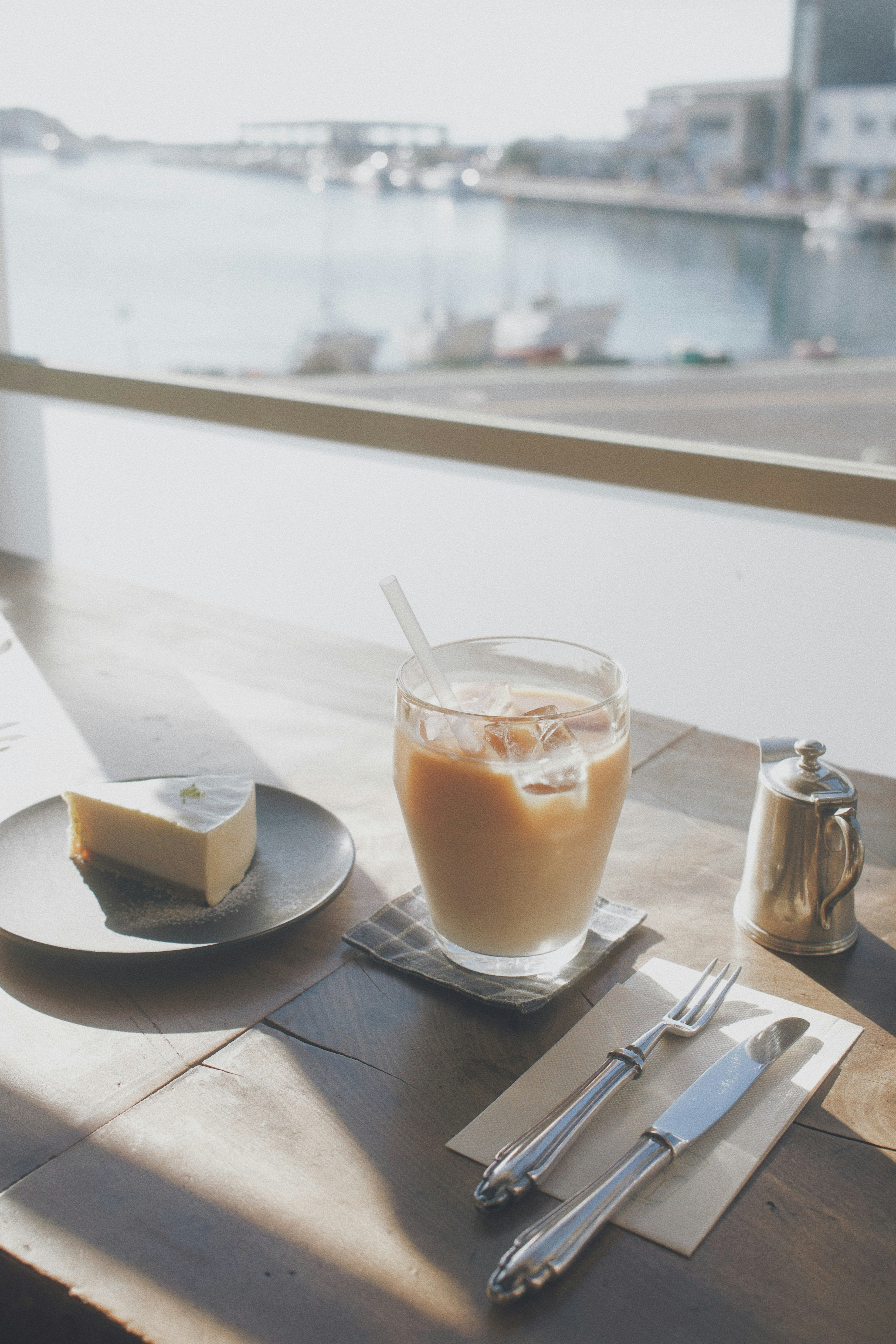 川沿いのテラスでコーヒーと朝食プレート