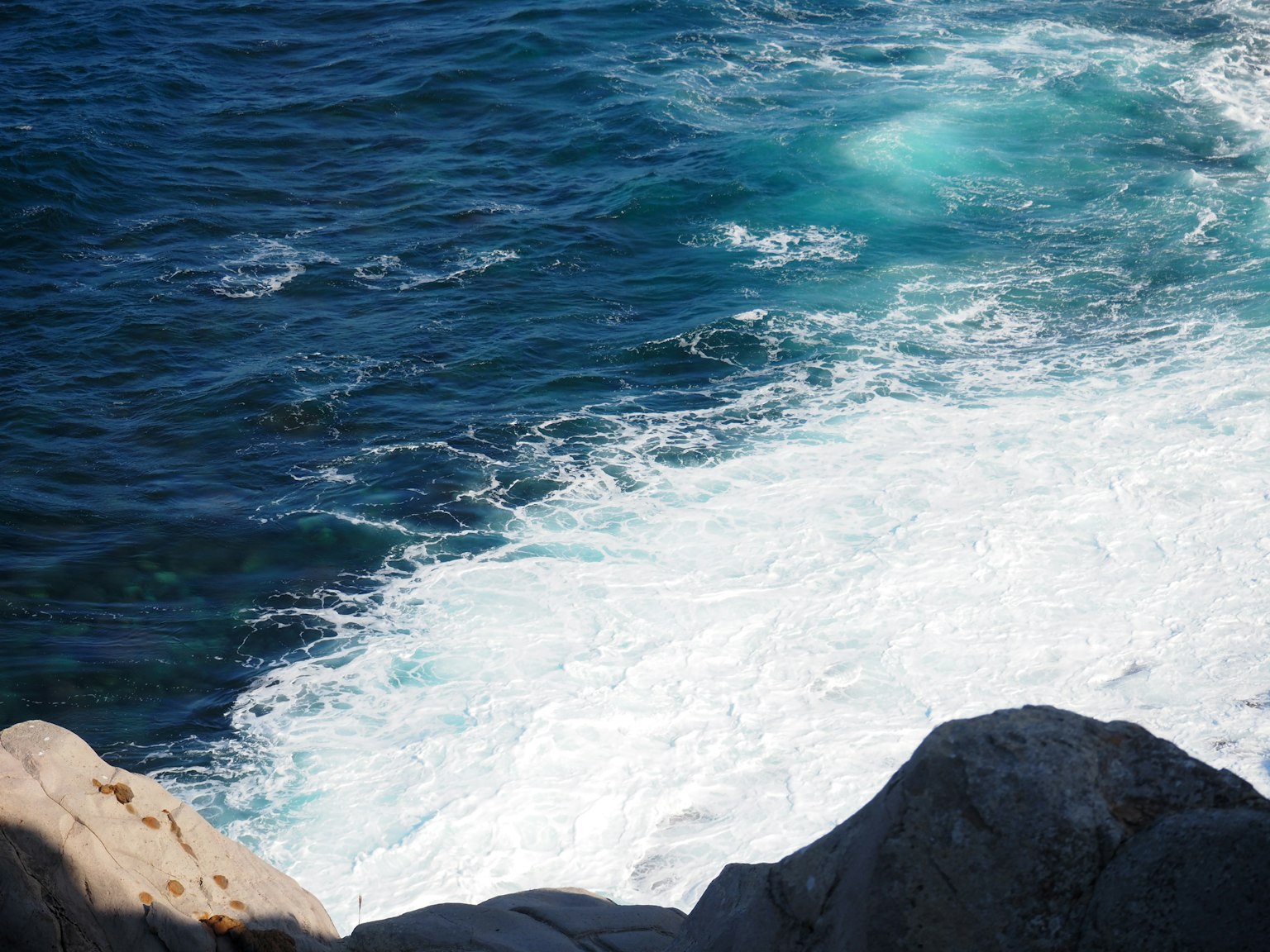 Belle vue de l'océan bleu et des vagues blanches