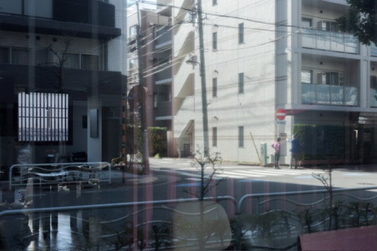 ガラス越しに見える都市の中庭と建物の外観