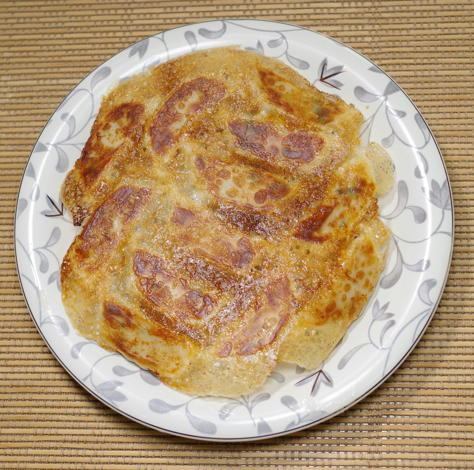Goldbrauner Roti auf einem dekorativen Teller serviert