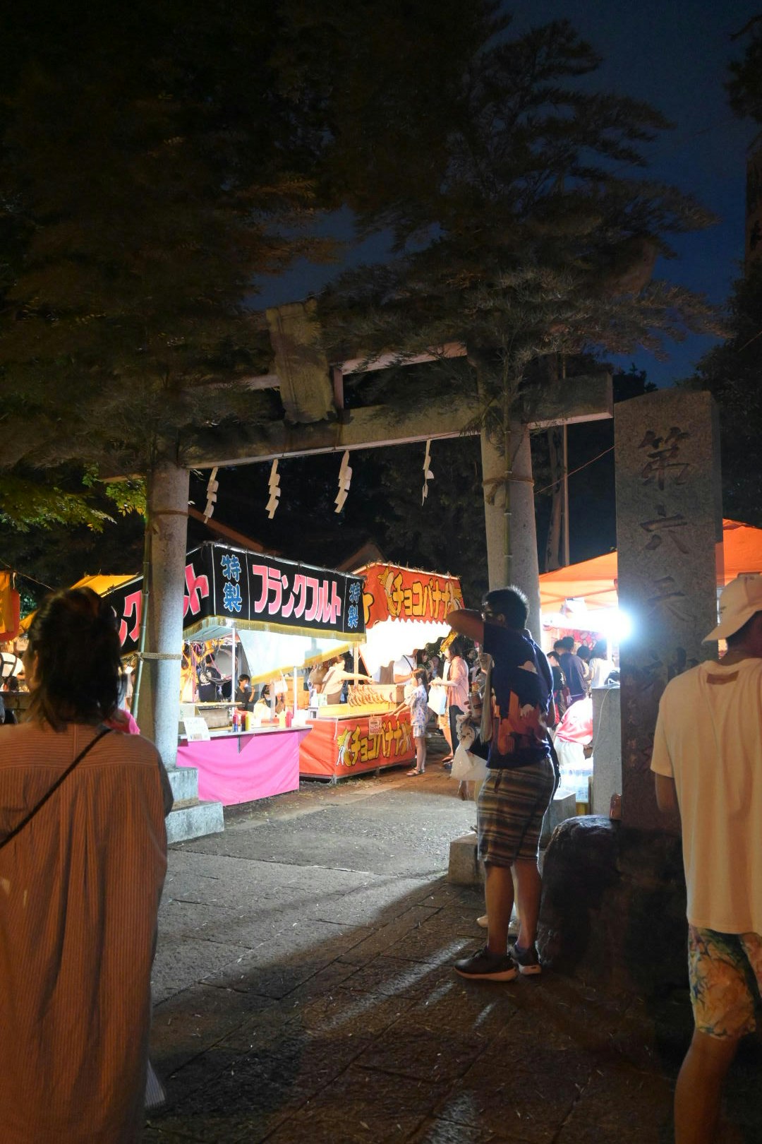 夜晚熱鬧的街頭攤位市場