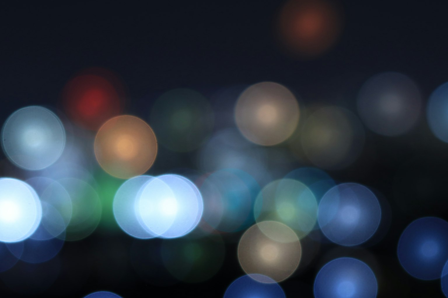 Sfere di luce sfocate di notte