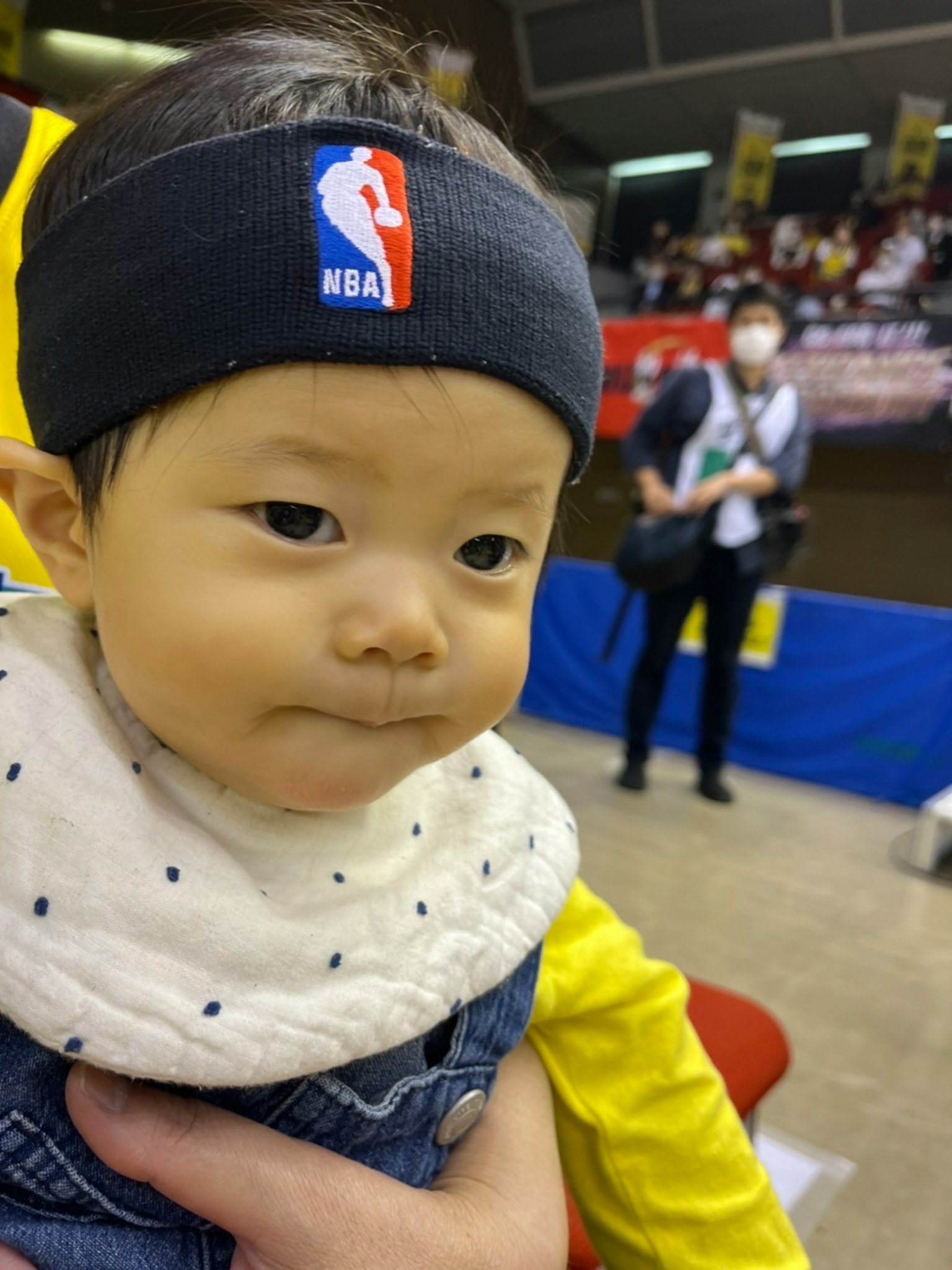 戴着NBA头带的婴儿露出思考的表情