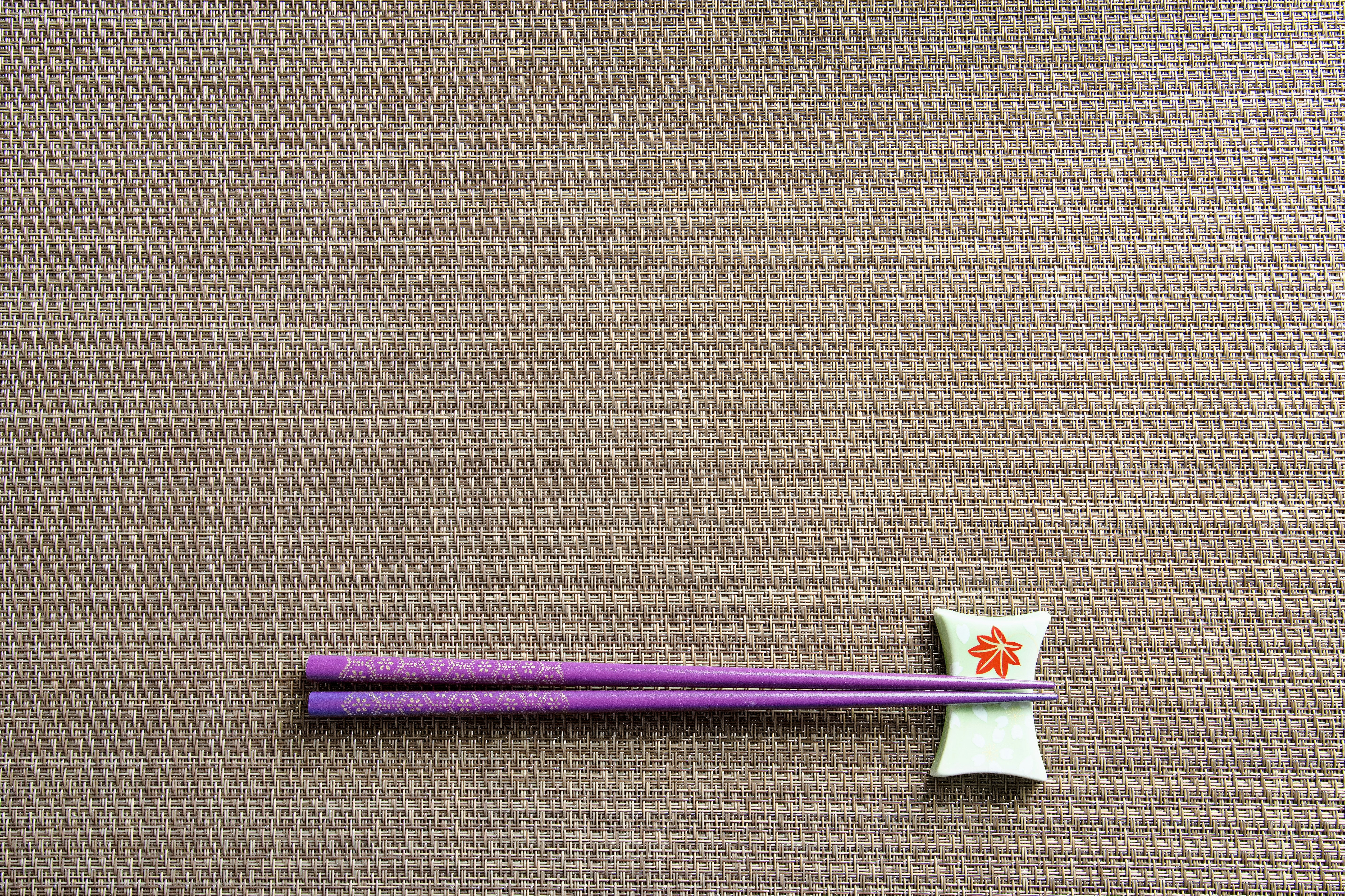 箸と箸置きのあるテーブル上の静物
