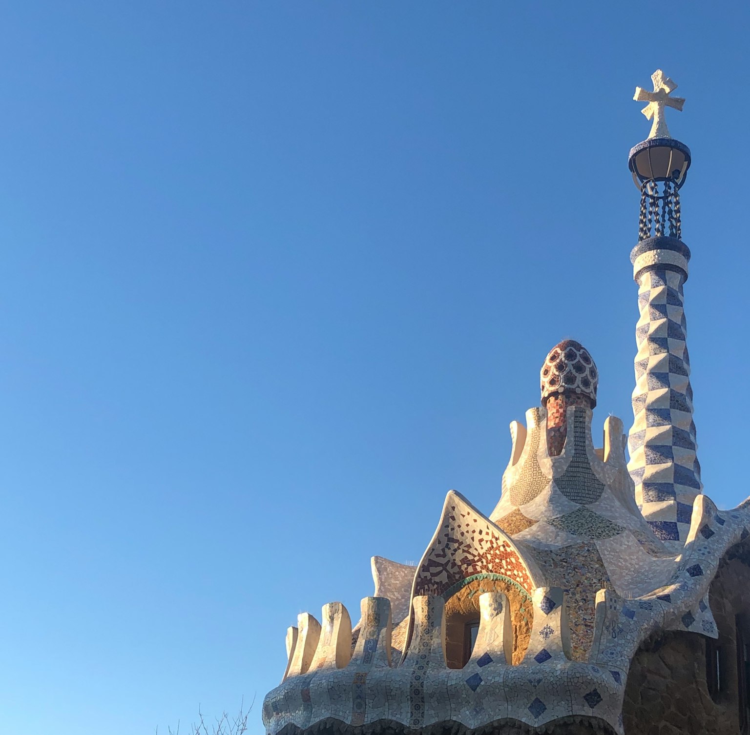 Einzigartige architektonische Merkmale der Casa Batlló in Barcelona vor einem klaren blauen Himmel