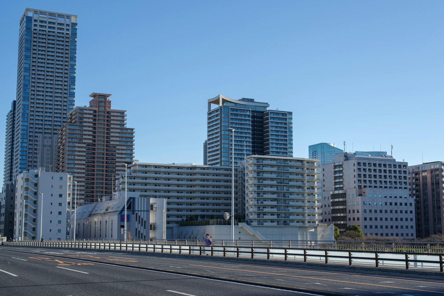Horizonte urbano moderno con varios rascacielos y cielo azul claro