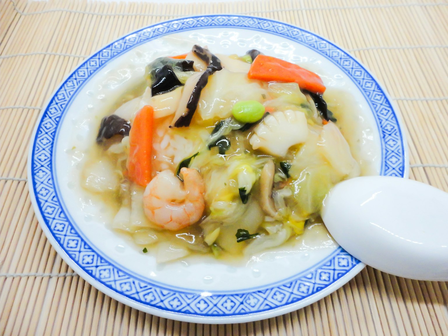 Món ăn kiểu Trung Quốc với rau củ nhiều màu và tôm