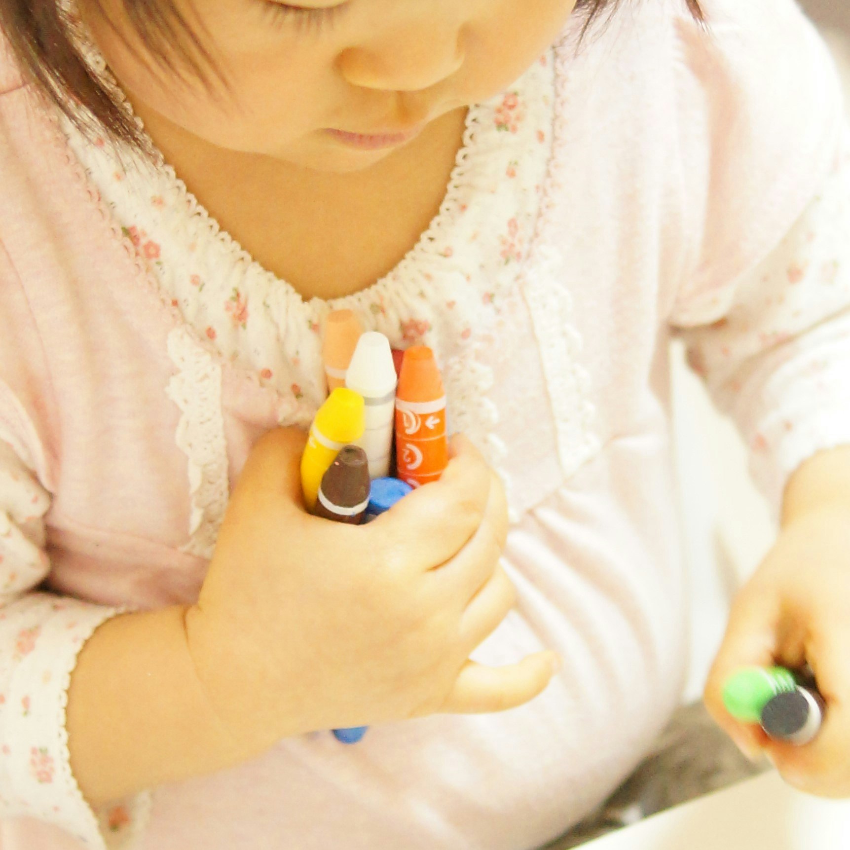 anak memegang botol kecil dan wadah seperti obat close-up