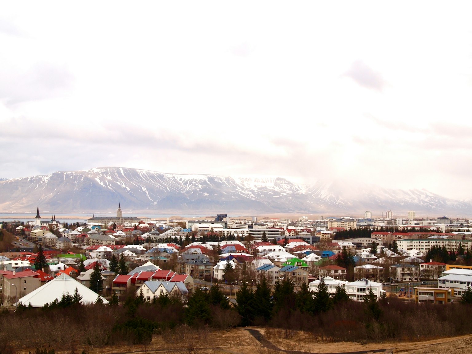 Stadtansicht von Reykjavik mit schneebedeckten Bergen im Hintergrund