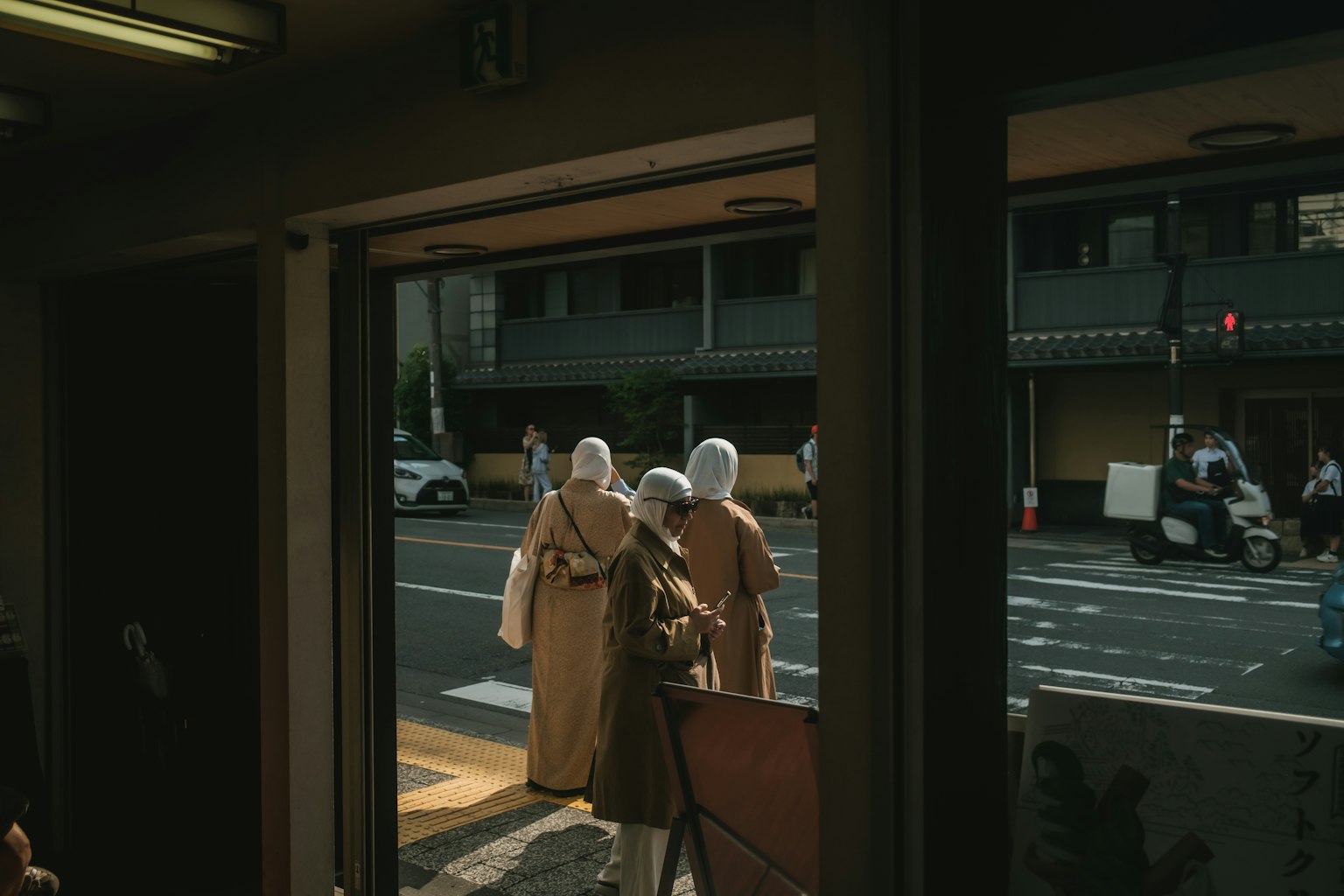 日本の街並みを背景にした着物を着た人々の姿