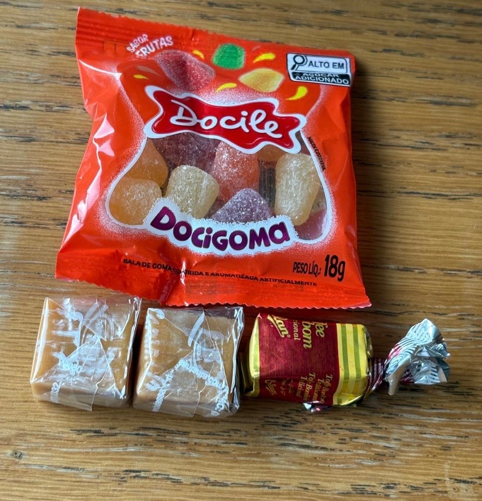 木目のテーブル上に並ぶ菓子の個包装