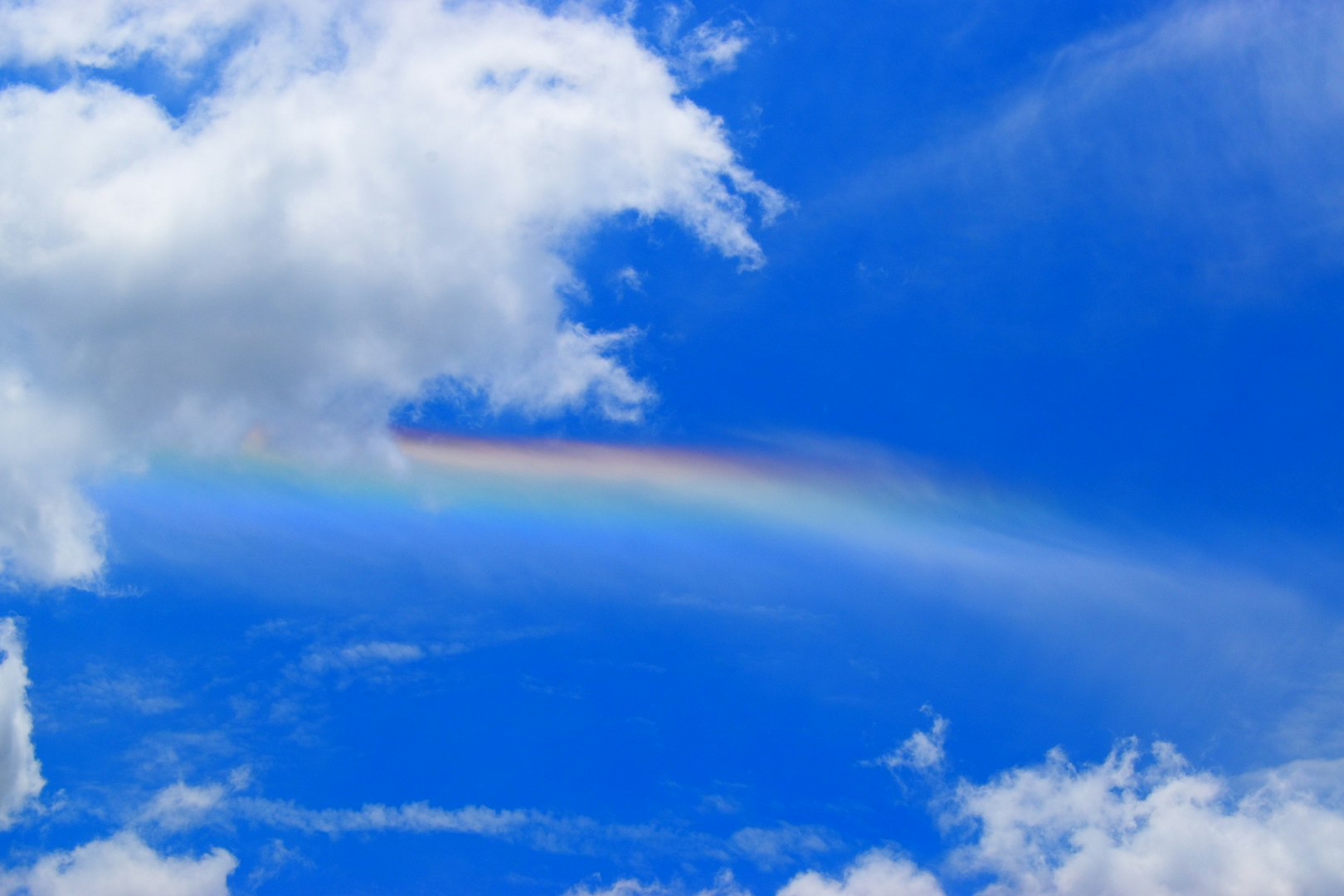 雲の隙間に現れた虹と青空の空模様
