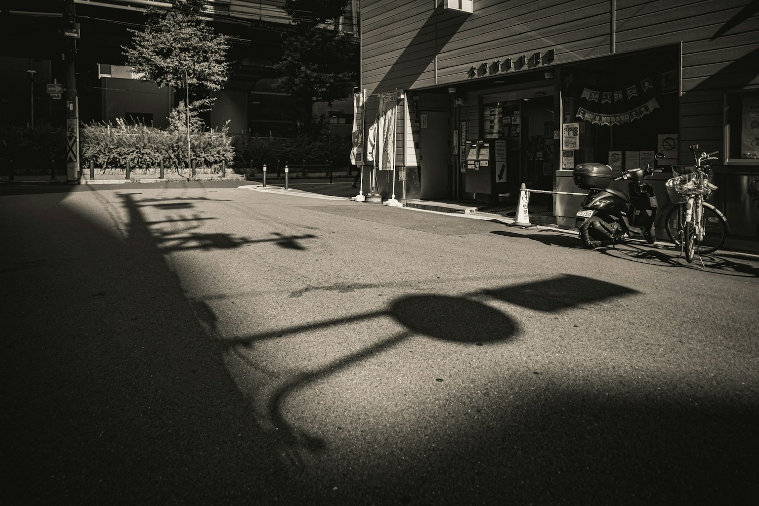 Ruhige Straßenszene mit Schatten auf dem Gehweg